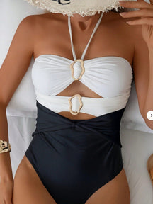 Maiô Monokíni Sexy com Decote Halter e Detalhe Vazado em Metal